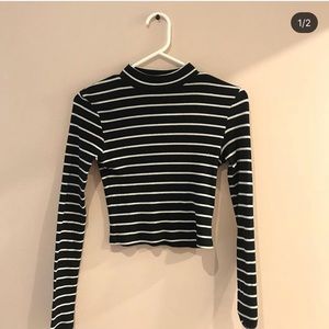 Cropped turtle neck , stripped sweater